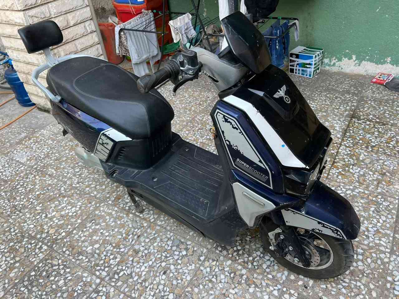 سلام عليكم دراجة شحن نضافه 90ب100
بطاريات جدد 6بطرايت 
كهربائيات شغاله فول 
تايرات نضاف 
سعره 80
ابريكات شغاله فول 
دسكات قويه يعني متحس بالطسه ابد 
تمشي 45كيلو حقيقي اني مجربيه 
يعني قطه متتفوت 
مديل 2025/3
الدراجه على ايدي 
بس الكفرات اشويه مشخطه بس الدراجه داخله كله نضيف فول وشاصي كلش قوي 
مكاني بغداد الجديدة 
رقم ***********
السعر 550وبيه مجال كلش زين للشراي
مع جميع تحياتي
