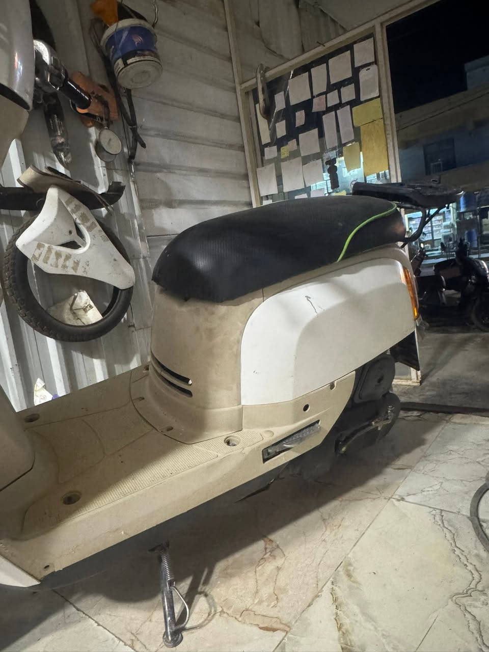 بوليس • كابريتر • ابيض