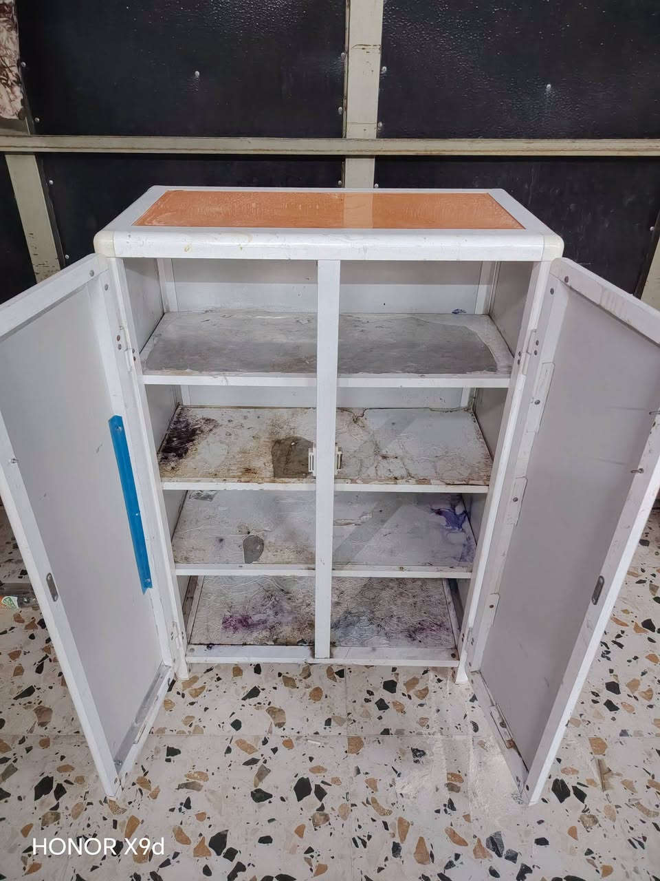 سنك متر ونص نضيف مابي اي عيب السعر 90 وبي مجال والجزامه حجم جبير ب70 وبيه مجال والمرأيه والكراسي كلمن وسعره *********** مكاني كركوك حي الحجاج
