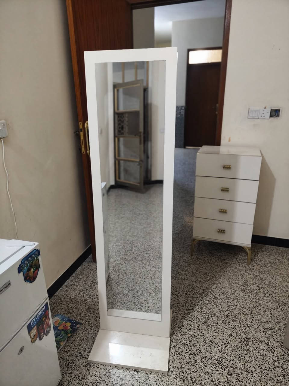 ثلاجة • نظيفة • مع مراية