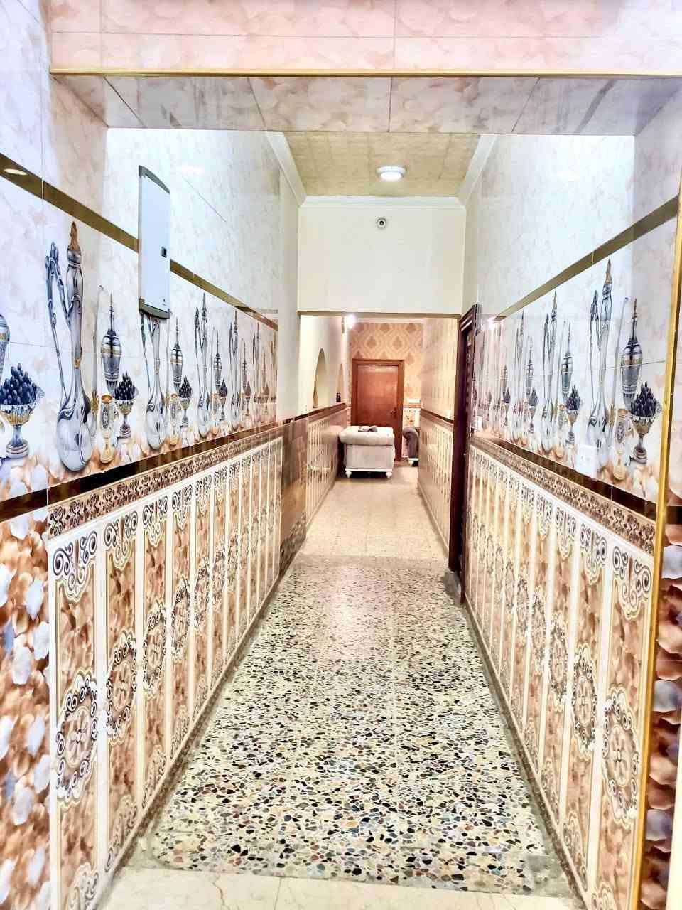 السلام عليكم بيت طابق ثاني لليجار مساحة 240متر 3نوم وصاله ومطبخ وهول وخدمات قريب على صباح العربي اول بيت من الشارع للستفسار ***********
