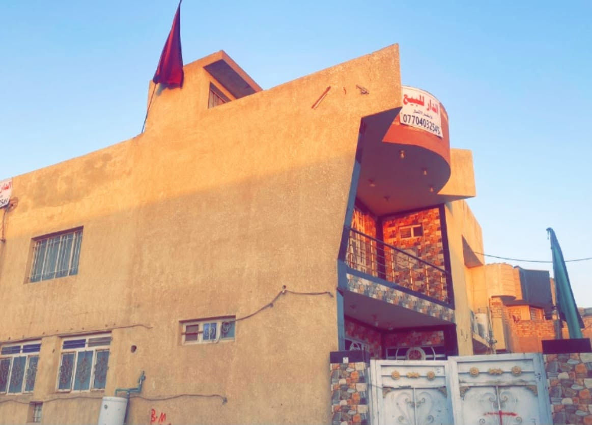 الدار للبيع
الطابق الاول/ غرفه نوم +صاله +هول +مطبخ بارد +مطبخ حار +حمام +صحيات اثنين
الطابق الثاني/ ثلاث غرف نوم + هول داخلي +مجمع صحيات +بيتونه 
العنوان 
منطقه حي الجهاد شارع الثقلين/ قرب مدرسه العنفوان الابتدائيه 
للتواصل والاستفسار ***********
