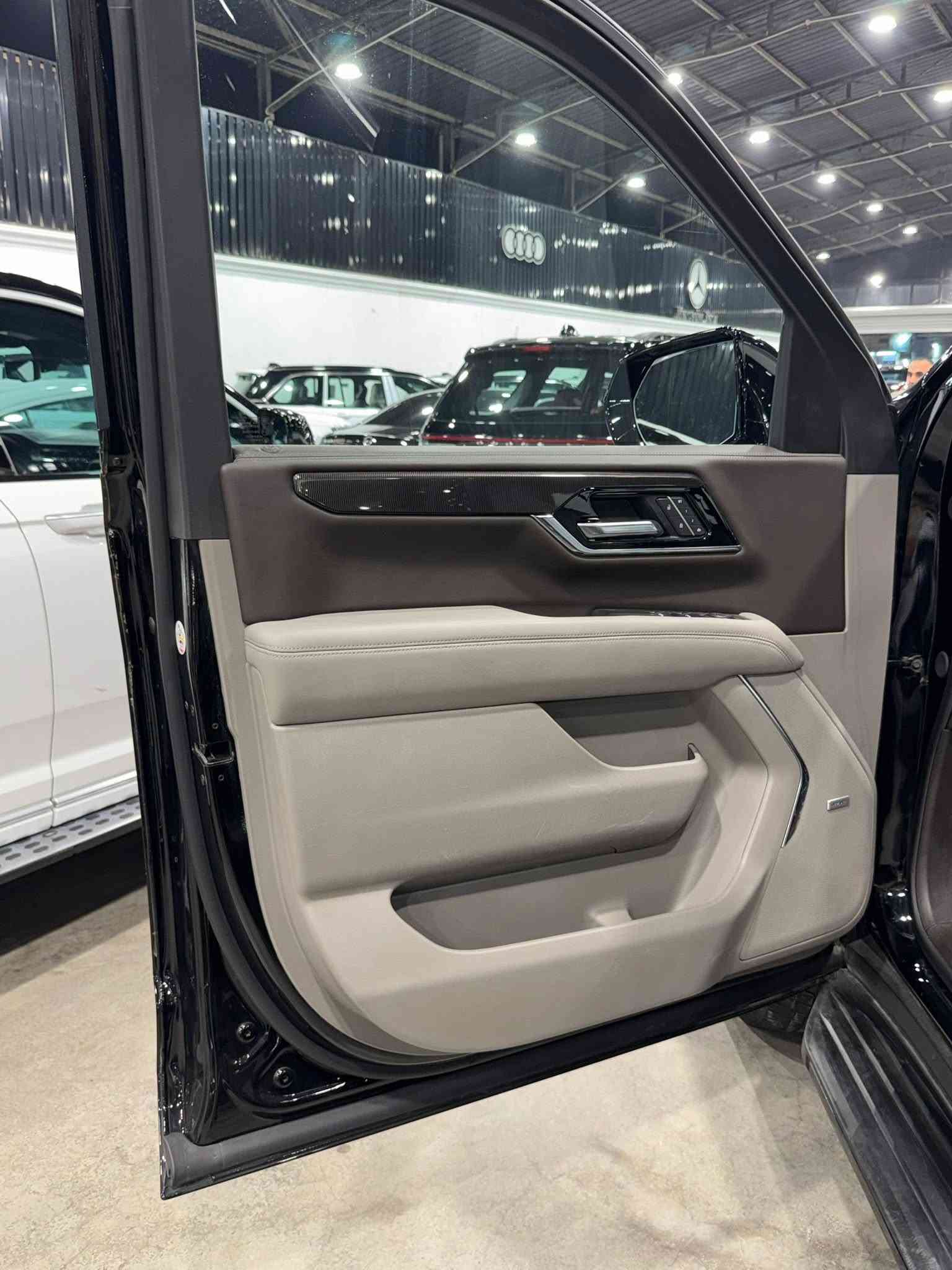 🚘 جمس يوكن Elevation 2025
وكالة المنصور مكفولة من صبغ بارد تبديل تكحيل 

• موديل2025
• فئة Elevation
• محرك V8
• دفع خلفي
• أرضيات غير مستعملة 
. سرفيس كامل بل وكالة مسويلها يعني جاهزة من كلشي
. بدون نكراش ppf جديد 
• بصمات ثنين وبعدها تحت الضمان 
• شاشة وسطية كبيرة 
• نظام صوت boss
•مقاعد جلد + هزاز تنبيه ⚠️ 
سيارة كاملة ومجهزة وترهم مراوس حسب القناعة

📞 للاستفسار: ***********
