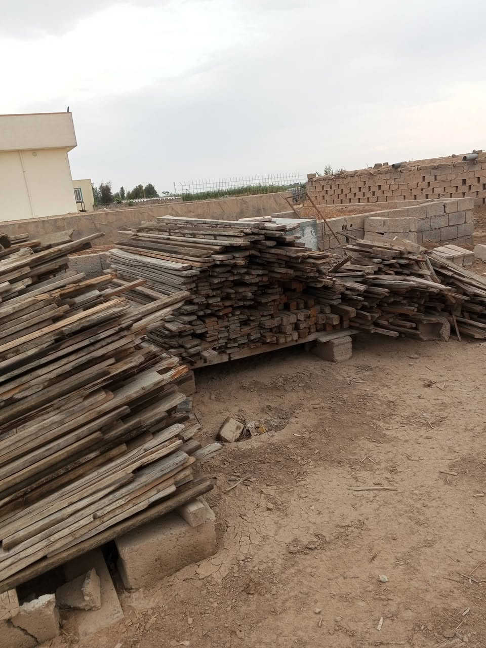 قالب للبيع ينجر.200متر.سطح رباط تقريبا لوحة 25روسي حشب مشتغل مرة.وحدة.بعدة.جديد او بي ما مشتغل ولا شغلة  الاستفسار.***********
