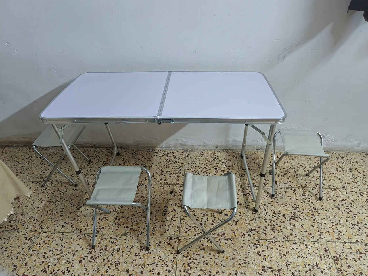 بلازما 32بيهه خط مثل ما موضح وميز طعام يطبك على شكل جنطه وياه 4كراسي بسعار مناسبة ***********
