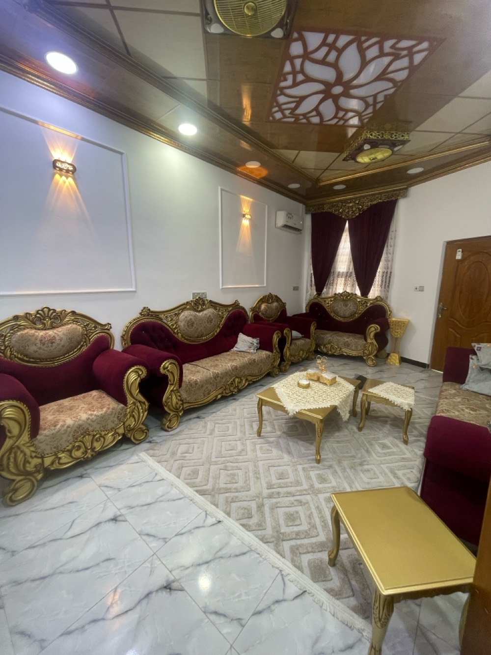 بيت في سامراء حي المعمل موقع مميز مكون من 5 غرف 2 طابق ارضي وحده سويت و3 طابق ثاني وحده سويت وخمس صحيات وحمام وصاله وديوان ومطبخ واسعات خدمات فول وشارع تبليط ومي الابي معقم بليه فلتر وبليه ماطور  