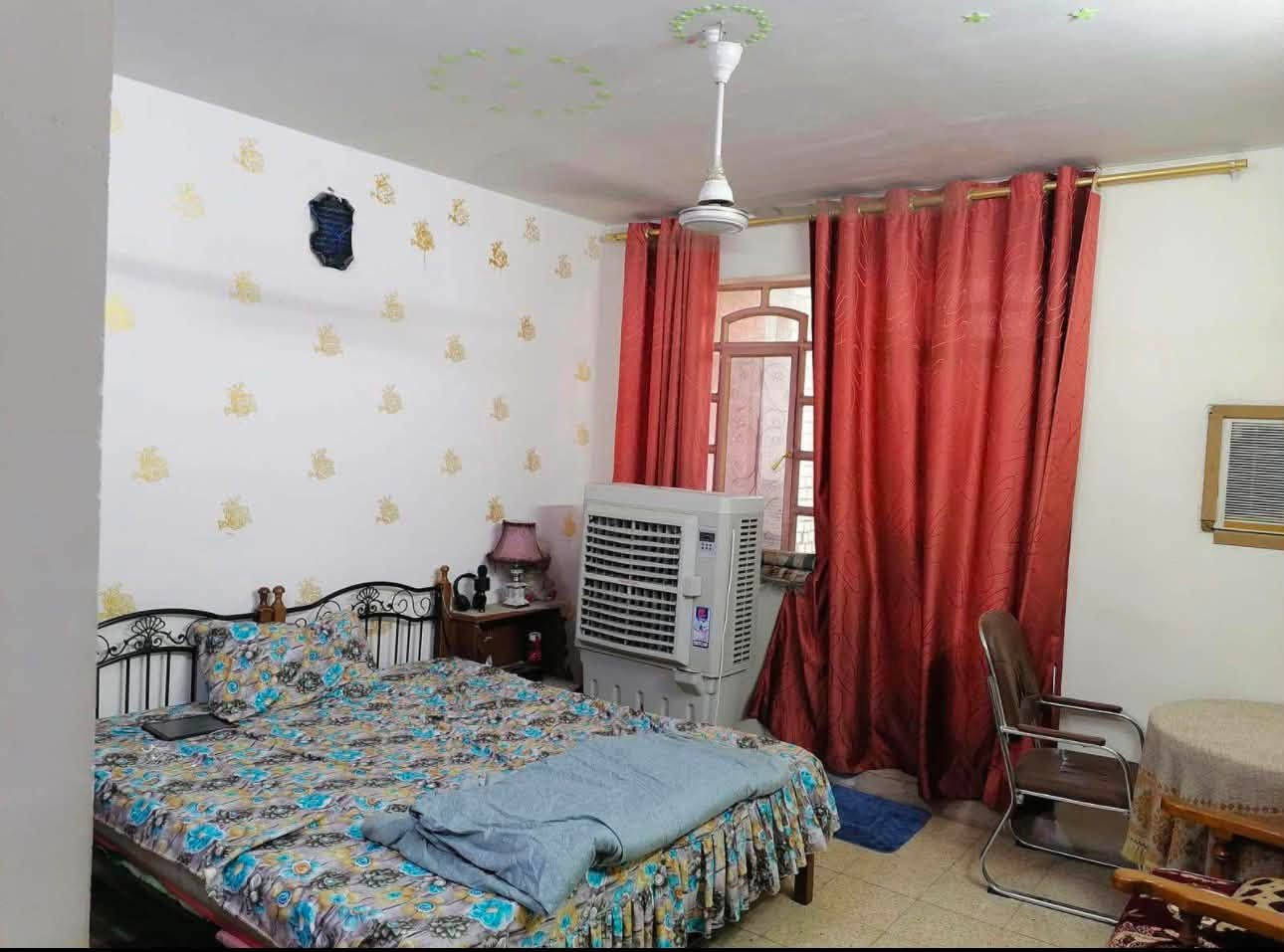 🏡 دار للبيع – بغداد / الحرية الثانية:
📍 الموقع: الحرية الثانية – محلة 426
(شارع أبو فراس – أبو الفلافل)

📐 المساحة: 150 متر
🏗️ البناء: مسلح نظيف (سنة 2008)
📏 الواجهة: 10 متر – النزال 15

✨ تفاصيل الدار:
• 4 غرف نوم
• صالة كبيرة
• مطبخ
• طرمة كبيرة
• 3 صحيات
• منور
• مخزن
• سطح كامل بمساحة البيت

📞 للاستفسار:***********

🔑 دار مرتب وجاهز للسكن، موقع ممتاز وخدمي
