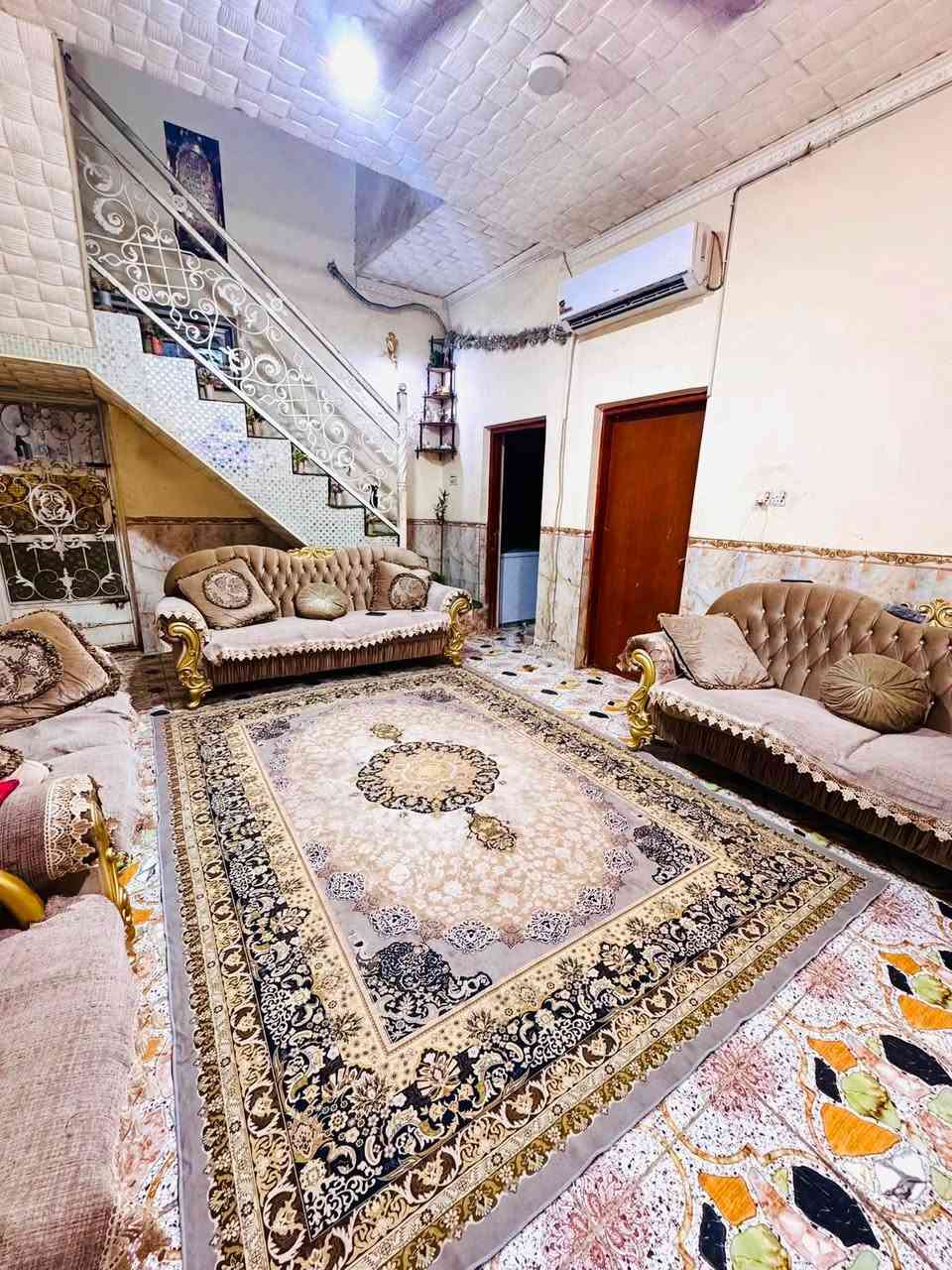 السلام عليكم بيت للبيع طابو اسهم ١٨٥ م
طابقين يحتوي الطابق الاول على غرفتين صالة واستقبال وحمامات مشتركة عدد ٢ الطابق الثاني غرفتين حمام مشترك صالة وسطح والطابق الثالث السطح السعر ٢٠٠ وبي مجال للشراي الموقع حي المختار قرب حسينية حجي حمدي للاستفسار الاتصال على الرقم ***********
