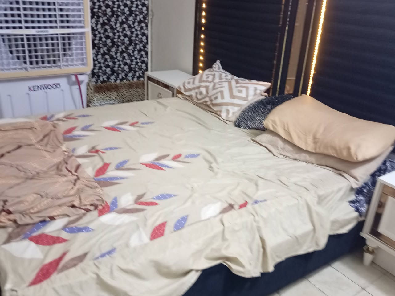سلام عليكم غرفه نوم مستخدمه ٦ اشهر جديده كلش ٦ بيبان وملحق بابين مكاني عمارات الالبان *********** سعر ٧٠٠ وبيها مجال
