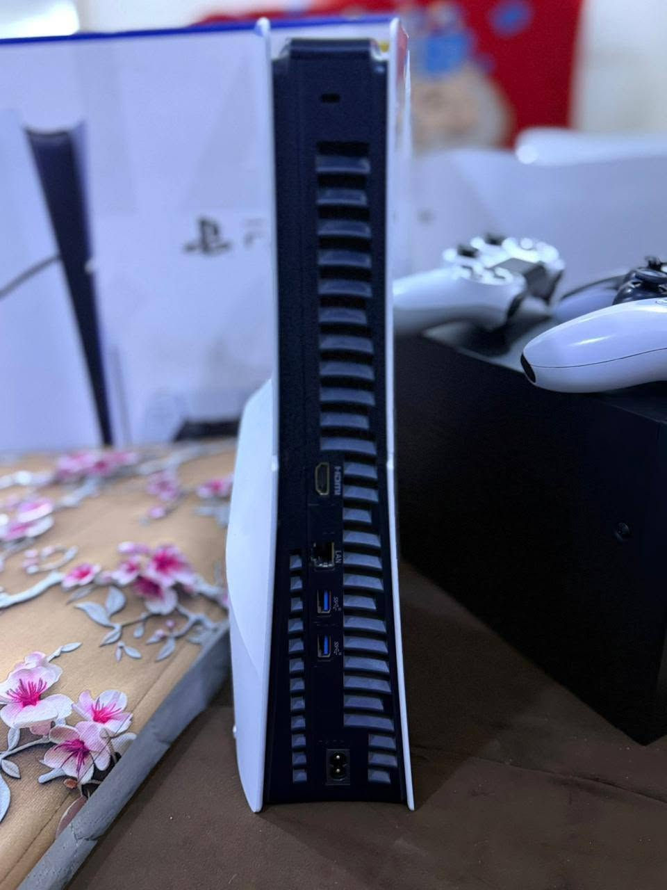 السلام عليكم بلي 5 سلم للبيع
✅كامل ملحقات 
✅كارتون الاصلي 
✅كيبل تشغيل 
✅كيبل HDMI اصلي 
✅قرص فيفا 23
✅جوستك اصلي 
✅جوستك 4 اصلي
✅مع ups يو بي اس قوه 1500 
الجهاز جديد لا نصلح ولا بي مشكله 
سعر 775 الف
مكاني بغداد الدوره 
***********
