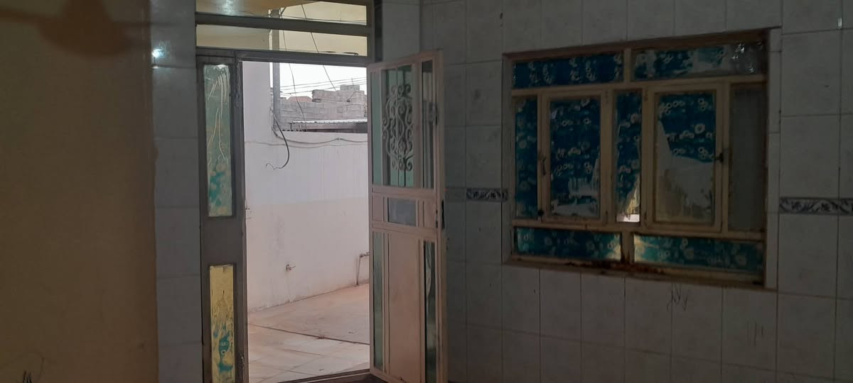 بيت١٣٠ للبيع استقبال صاله داخليه مطبخ حار بارد منام صحيات بيتونه /خلف باخجه خوشي السعر ٢٣ مليون للمعلومات يرجى الاتصال على الرقم ***********
