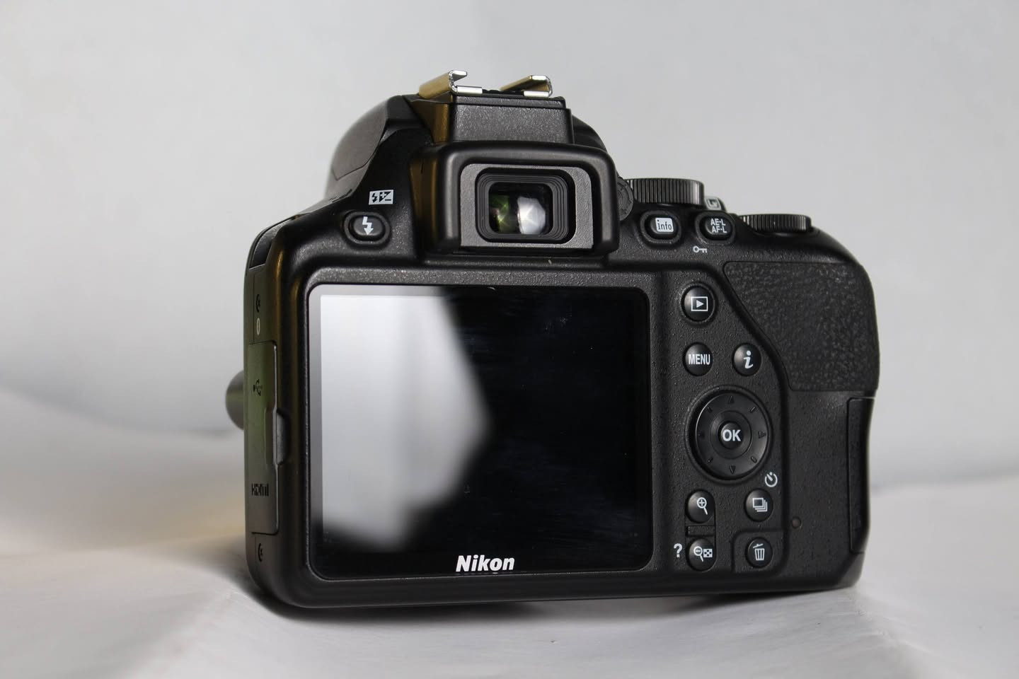 كاميرا Nikon d3500 للبيع فقط كاميرا تعتبر open box ملحقاته عدسة الاصلية رام 32 و بطارية و شاحنه و جنطة
كاميرا Nikon d3500 للبيع فقط كاميرا تعتبر open box ملحقاته عدسة الاصلية رام 32 و بطارية و شاحنه و جنطة مضادة للماء و صدمات السعر بالخاص ابيع بأعلى سعر نضافة الكاميرا الصور تحچي للتواصل ***********

نص مكتوب في الصور:
- D3500 Nikon DSLR Camera كاميرا DSLR خفيفة الوزن للبدء في عالم التصوير الاحترافي أهم المميزات خفيفة الوزن وسهلة الحمل جودة صورة عالية بألوان طبيعية وتفاصيل دقيقة وضع الإرشاد الذكي لتعلم التصوير بسهولة تصوير فيديو بدقة عالية 1080p توافقية مع عدسات Nikon F (مجموعة واسعة من العدسات) واجهة مستخدم بسيطة وسهلة الاستخدام أداء ممتاز في الإضاءة المنخفضة محتويات العلبة حزام الكتف كاميرا Nikon D3500 ( جسم فقط ) مواصفات الكاميرا نوع الكاميرا DSLR (أحادية العدسة العاكسة الرقمية) حساس الصورة APS-C (DX) CMOS بدقة 24.2 ميجابكسل معالج الصور EXPEED 4 نطاق حساسِية الضوء (ISO) 100 - 25600 (قابل للتوسيع حتى (51200) التصوير المتواصل حوالي 5 لقطات في الثانية (عند التصوير بصيغة (JPEG) نظام التركيز التلقائي 11 نقطة تركيز تلقائي (بما في ذلك نقطة نوع Cross) شاشة العرض شاشة LCD مقاس 3.0 بوصة (بدقة 921,000 نقطة) دقة الفيديو Full HD (1920x1080) بمعدل 60/50/30/25/24 إطاراً في الثانية منفذ الذاكرة SD / SDHC / SDXC (يوجد فتحة واحدة) البطارية EN-EL14a (تدوم حتى حوالي 1550 صورة لكل شنة) الوزن (مع البطارية والذاكرة) حوالي 415 غرام الأبعاد 70 × 97 × 124 مم Nikon