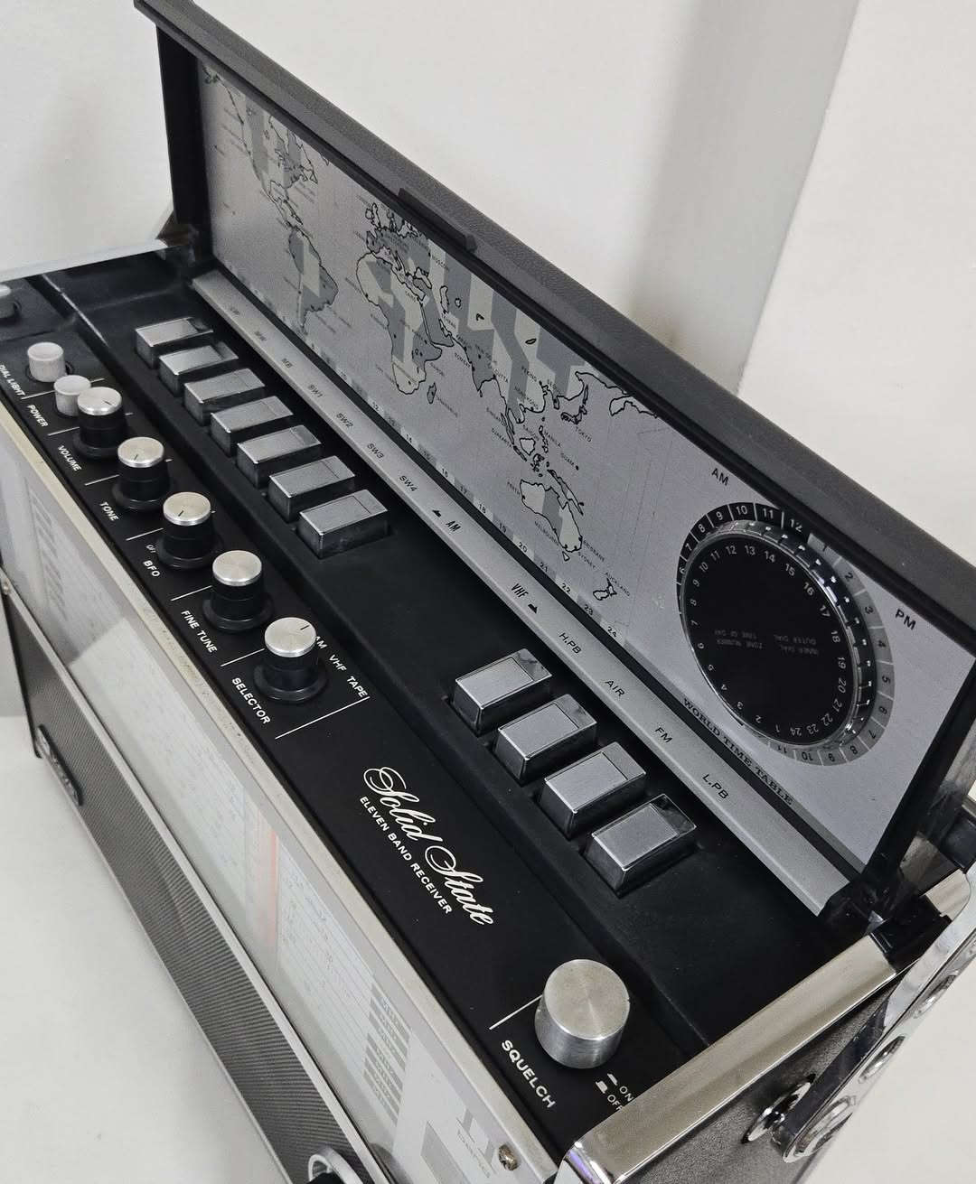 Koyo
ياباني الصنع سنه 1970  
11موجه
وزن الجهاز حوالي 6kg 
يعمل باتري/كهرباء
خاصيه BFO لاستقابل تردات SSB
يحتوي على مؤشر قوه الاشاره
دبل اريل
قطعه نظيفه جداً بتصميم كلاسيكي بدون عيوب او مشاكل في العمل شغال100% 
للاستفسار مراسله الصفحه
***********
