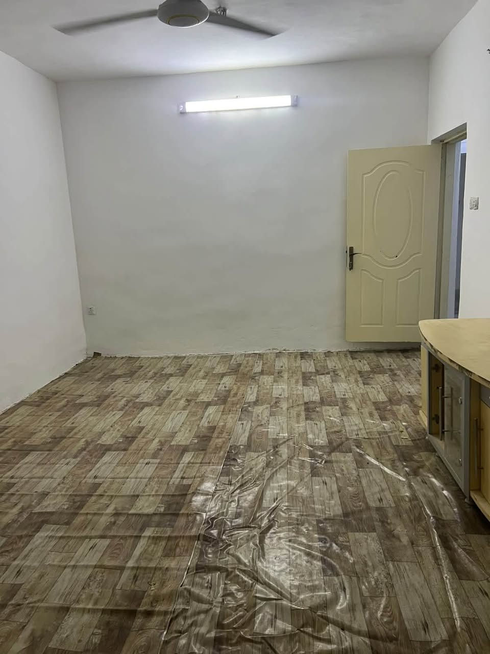 بيت للبيع في بغداد - جسر ديالى (طابو 25)
 المساحة: 120 متر واجهة 9 نزال 13ونص
 البناء: طابق واحد
 الملكية: سند طابو (25)
 الموقع: بغداد - جسر ديالى - شارع مستشفى ابن الخطيب (شارع محمد مسير)
 الخدمات: المنطقة مخدومة بالكامل (ماء، كهرباء، مجاري، وتبليط)
 التفاصيل والتقسيم:
 استقبال
 صالة واسعة
 مطبخ
 غرفة نوم
 حمام وتواليت
 منور
بيتونه سطح شتايكر
 الحالة: جاهز للسكن ونظيف جداً.
📍 السعر: 41 مليون دينار (وبيه مجال للشراي الجاد)
📞 للتواصل والاستفسار: *********** (متواجد واتساب)

نص مكتوب في الصور:
- HONOR 400