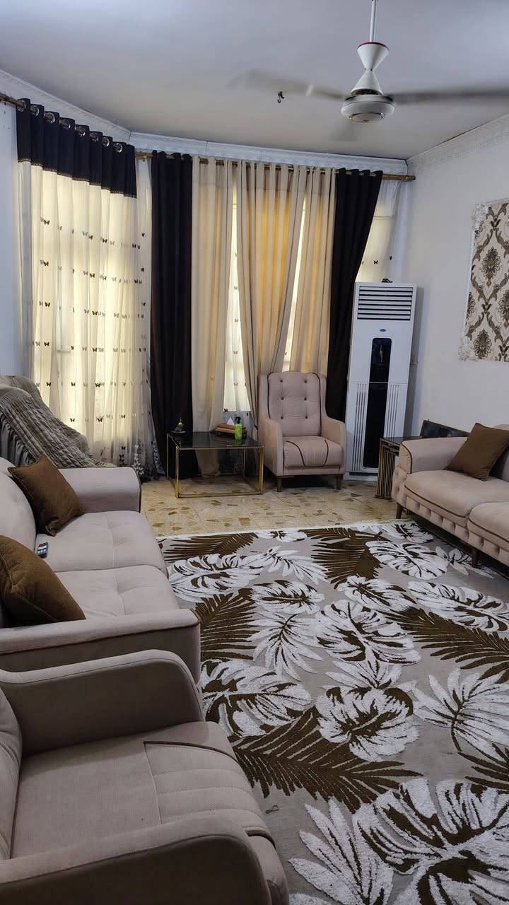 بيت للبيع مساحه 256يحتوي على غرفتين نوم استقبال مطبخ صاله كبيره صحيات2 مناور2 بغداد جسر ديالى الجديدة الكرغوليه شارع ملاين بداية المنطقة قريب على سوق سند 25 طابو زراعي حق التصرف للاستفسار *********** /سعر 160وبي مجال
