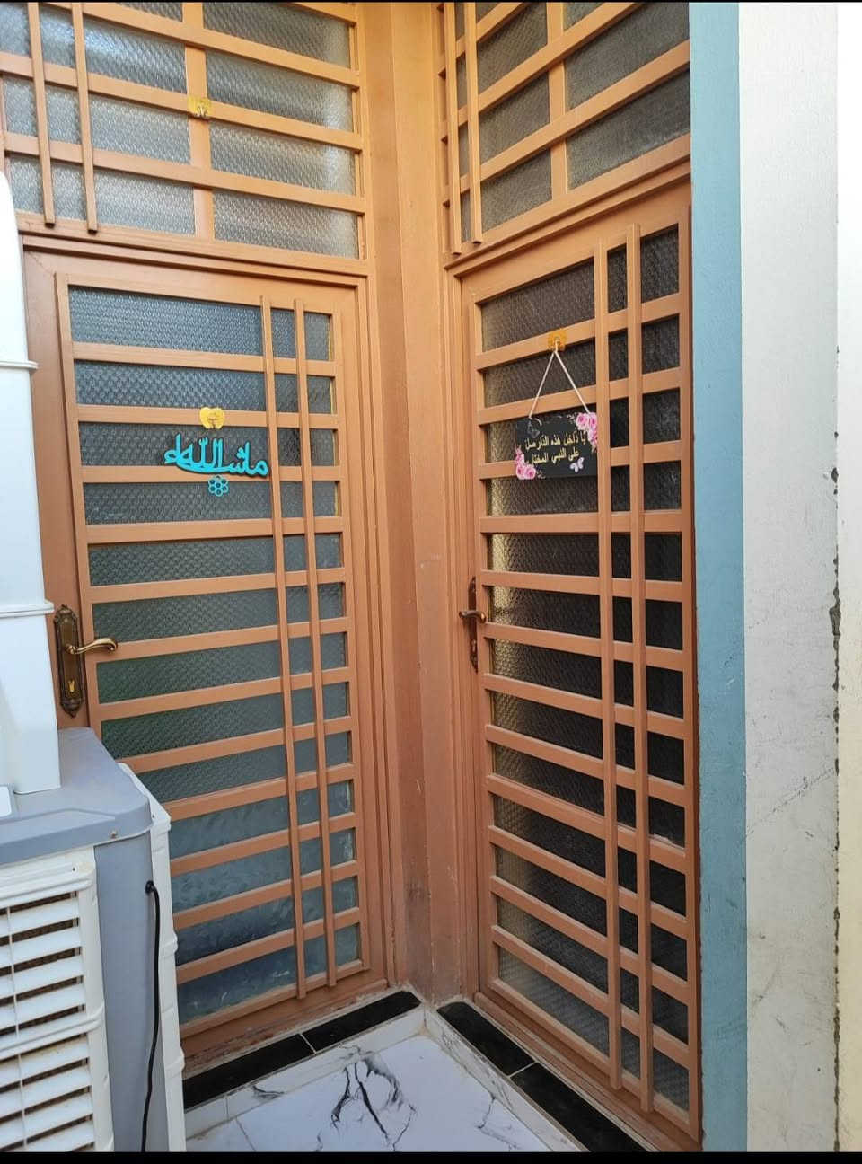 للبيع زراعي عقد ٣٥ مساحه80متر بناء طابوق اساس وسقف صب يتكون البيت من غرفه وصاله ومطبخ واستقبال وصحيات عدد 2داخل وخارج موقع البيت زراعي حي ميسان قرب مول المزرعه مقابيل حي العسكري عامود 236 تواصل خاص او اتصال على رقم ***********
