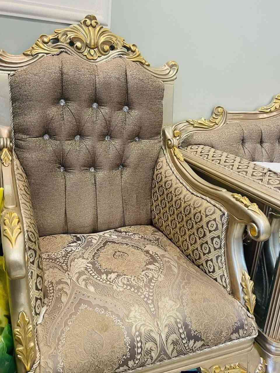 (السلام عليكم) 
للبيع تخم متكون من 10مقاعد نظافه فول مستخدم شي بسيط
ميز تلفزيون بحاله جدا نظيف 
للاستفسار (*********** )
