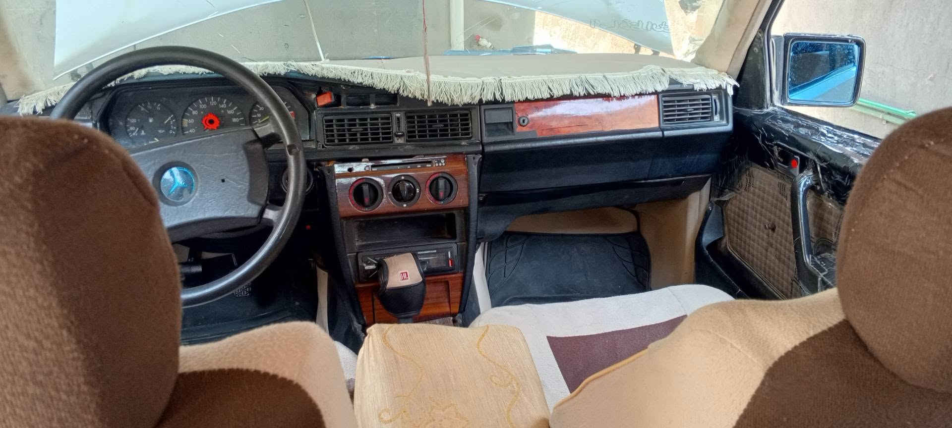 سلام عليكم 
مارسيدس طيارين 190مكينه ونجي6 سلندر حداديه امامي خلفي جديد باتري جديد تايرات نص عمر سياره خير من الله موديل 1988. ديالى انكليزي.  كاربون بانزين؟
سنويه جديده 2030. هزه جديده 

سعر. 30  وبيها مجال سياره بسمي تحويل او وكاله 
مكاني ديالى جلولاء
***********
