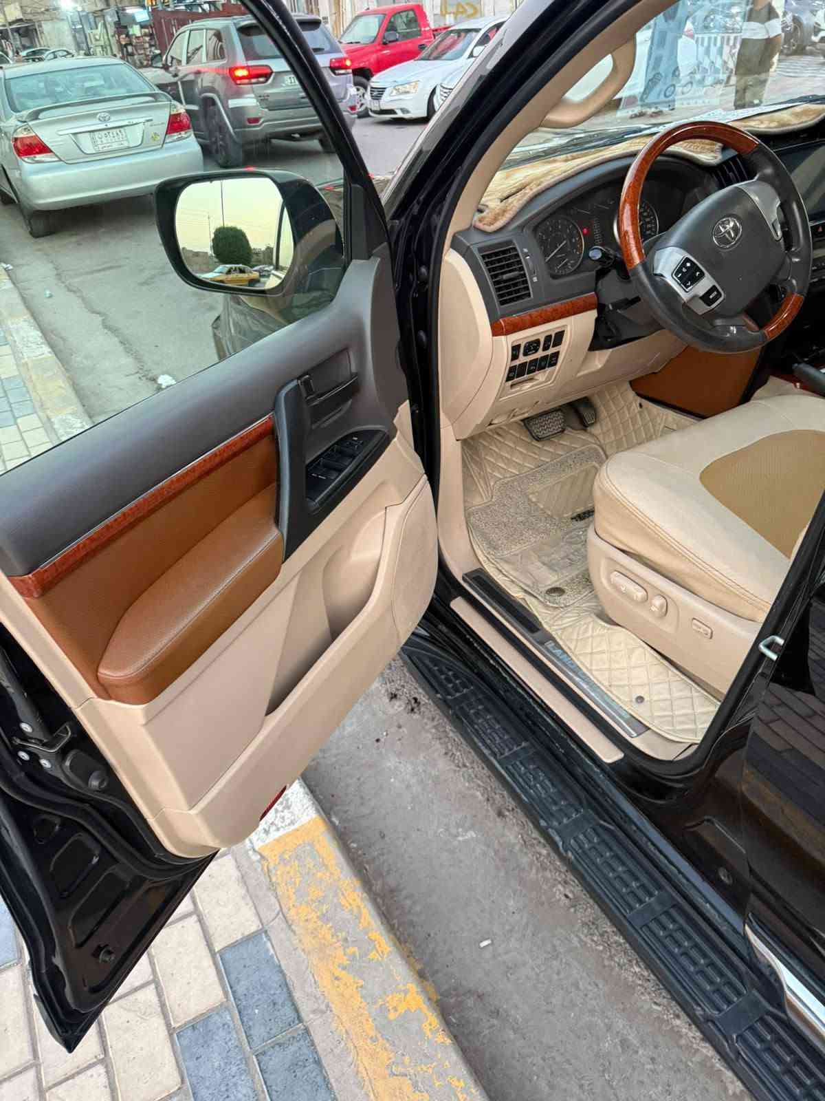 السلام عليكم
الاندكروز 2013 
V8 ...4600
فول مواصفات 
بصمه ابواب وتشغيل 
مري قلاب
 ثلاجه 
فتحه سقف 
 تخم تاير 
تحكم كستيرن 
شاشه وكامره  
حمام وبوليش  مسويله ما صار فتره 
رقم اربيل 
 السياره حلوه ومرتبه 
مكان السياره الفلوجه 
معروضه ب 370$ وبيه مجال 
ترهم بيع او مراوس 
***********
