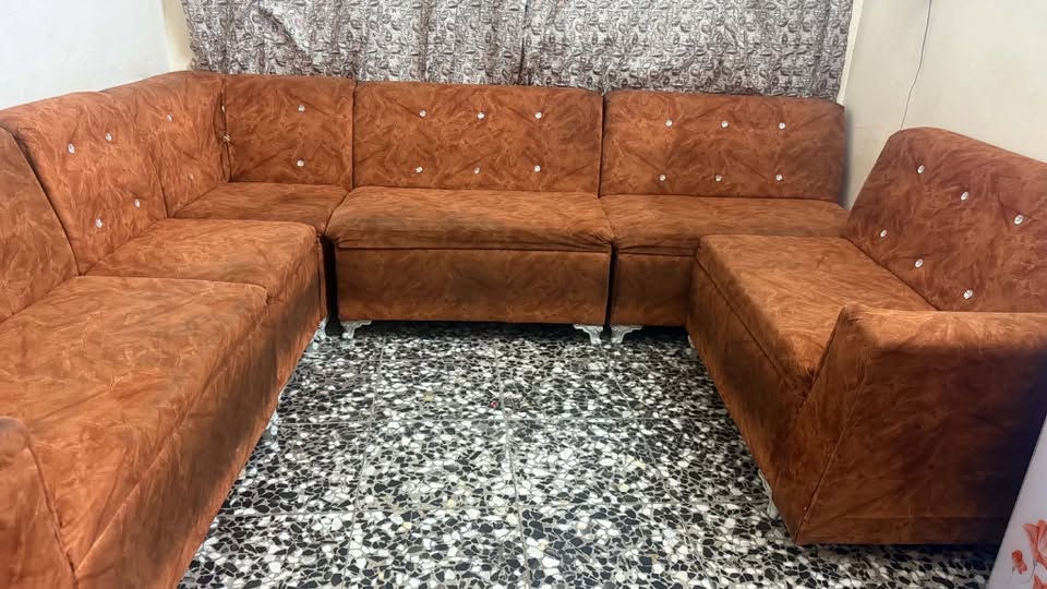 سلام عليكم ديوان ١٠ مقعد بي ضرر خفيف موضح بالصورة فقط مابي اي شي ثاني سعر ١٠٠ بي مجال هذا رقمي بي واتساب مكاني الحرية ***********
