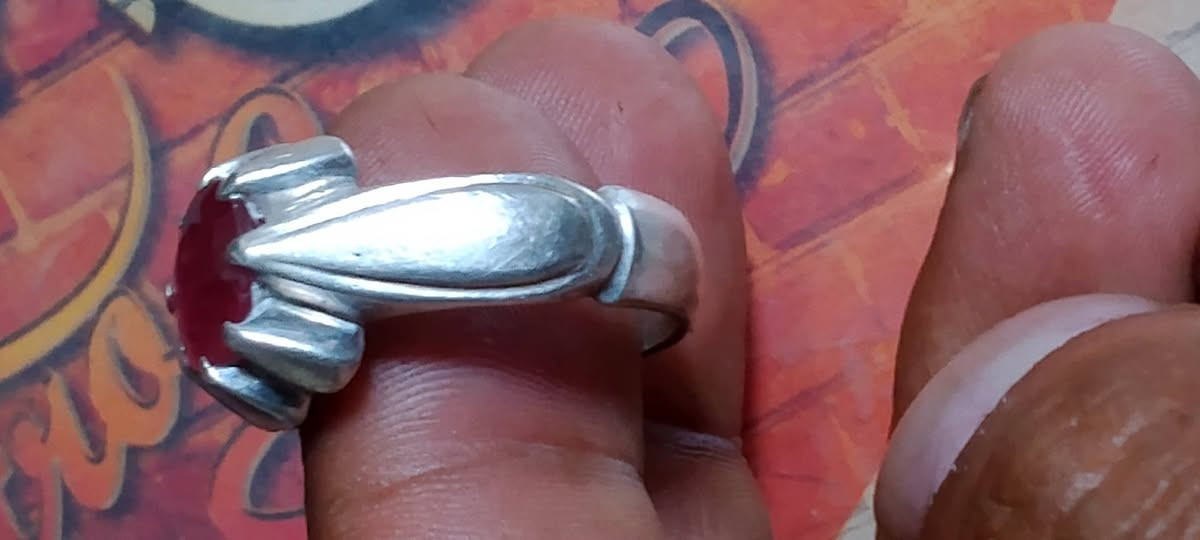 السلام عليكم ورحمه الله وبركاته خاتم للبيع فضة عراقيه 925 مختوم قياس 23 سعر 40الف مكاني بغداد الكاظمية ***********
