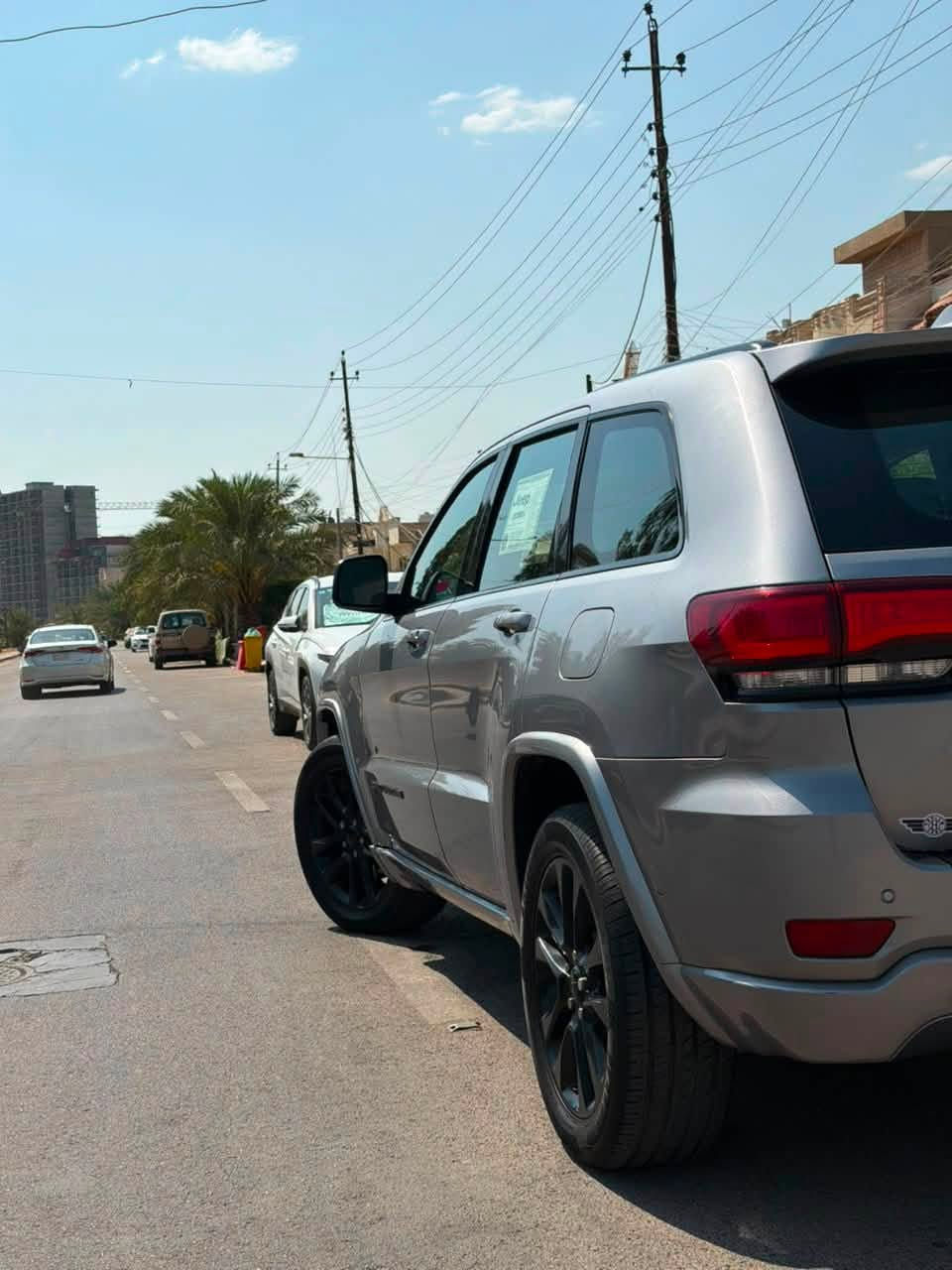 /للبيع Jeep Grand Cherokee Black Top/2021
إذا تدور على سيارة نظيفة وفخمة وجاهزة للاستخدام، هاي فرصتك.

✅ جيب جراند شيروكي بلاك توب 2021

* محرك 3.6L Pentastar V6
* قير أوتوماتيك 8 سرعات
* جنوط سود أصلية Black Top
* شاشة كبيرة مع Apple CarPlay & Android Auto
* تشغيل بصمة + تشغيل عن بُعد
* كاميرا خلفية
* حساسات
* مثبت سرعة
* مكيف ثنائي التحكم
* إنارة LED
* نظام مانع انزلاق وثبات إلكتروني (ESC)
* وسائد هوائية متعددة

✨ السيارة نظيفة جداً، استخدام شخصي، جاهزة وما تحتاج أي صرف.
 بيه فقط بنيد و صور الحادث بل منشور

📍 الموقع: بغداد الحرية شارع الربيع

📞 للاستفسار على الخاص أو الاتصال.***********
