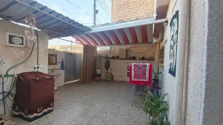 سلام عليكم بيت 200م للبيع  بي استقبال حولي
2غرف نوم  بي صحيات خارجيه  وداخلية  شرقي وغربي أضافه بي محل  العنوان الحسينبه  مسقط  شارع أبو مهند    سعر بيت 150بي مجال  الاستفسار اتصل على رقم ***********

