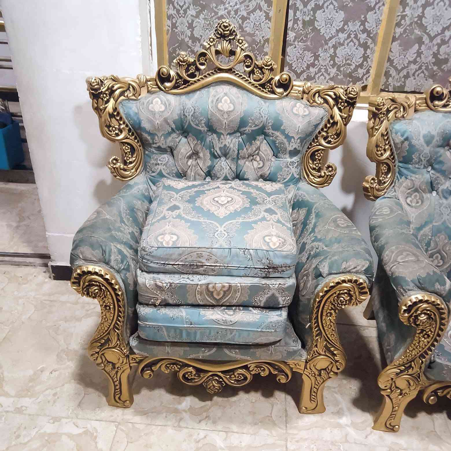 تخم قنفات 8 مقاعد مصري ثقيل ووياهن طبلات 3
التخم نظيف بس قطعه وحده مكسوره الخشبه من جوه شغله كلش سهله سعرهن 270 الف وبيهن ومجال بسيط مكاني جسر ديالى توصيل موجود ***********
