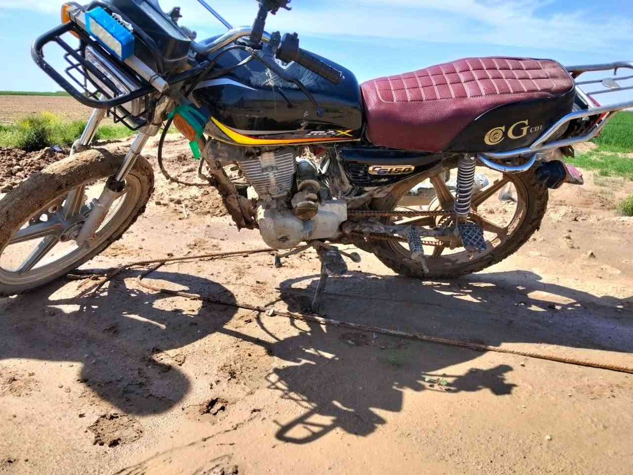 السلام عليكم
دراجه سيڤان 5گير 2020 
محرك شرط ما مفتوح شاصيه نضيف ما بيه ولا گلبه
كهربائياته شغاله بس يرادله باتري 
وترتيب شكله تعبان بس يرادله ترتيب شي بسيط 
 وياله مال شركه بعدهن شرط ما بيهن لا فطر ولا عواج 
وهاي الصور مالته بدون غسل 
العسر 400 وبيه مجال شي بسيط 
العنوان تكريت عوينات 
رقم الهاتف #***********
