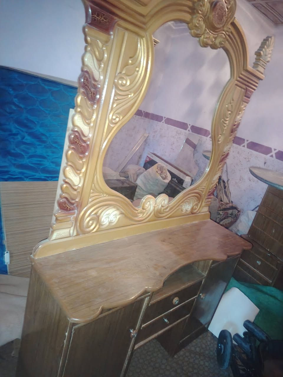 غرفه كامله للبيع شرط نضافه شراي ينتصل 400 وبيه مجال ***********
