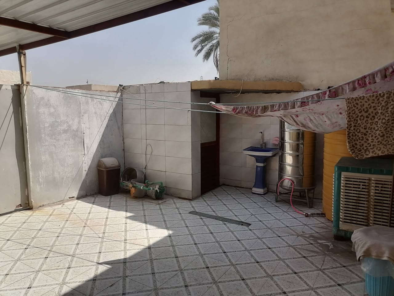 سلام عيكم: للبيع بيت  الموقع بغداد اليوسفية كويريش9، المساحة140 متر. طابقين، الطابق الأول يحتوي على غرفه و استقبال وصالة.  او مطبخ الطابق الثاني يحتوي على  صالة وغرفة وصحيات العقد 17 زراعي. قريب من الجامع وا مدارس تتوفر كهرباء وطنية ومولدة. السعر 50 مليون وبي مجال. للتواصل  على،، رقم هاتف ***********/***********.
