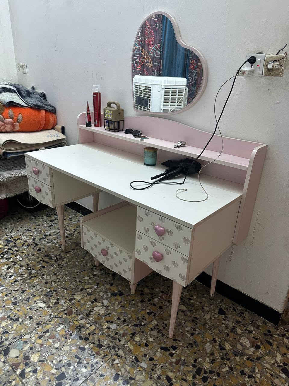 مكلف بالنشر ..غرفة نوم بناتي بحاله جيده..السعر مناسب متواجد على هذا الرقم ***********
