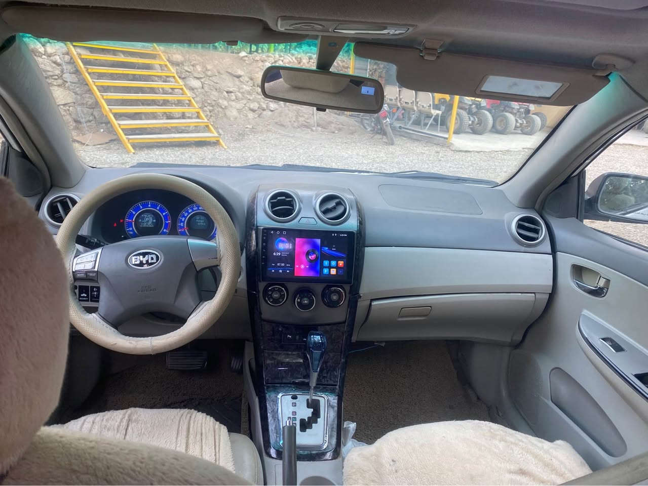 BYD G3 2014
بی وای دی ٢٠١٤ 
بەسمە 
دەرگا بەسمە 
سلاید 
شاشە ئایپاد 
کامل لایت کراوە بە زینۆن 
کوشن جلد
ئاوێنە ئیشارەت
گێر ئۆتۆماتیک و عادی 
تازە تایە و پاتری گۆڕاوە 
٢ پارچە بۆیاخ 
سەنەوی تا ٢٠٣٠ تازە بە ناوی خۆمانەوەیە 
گێڕ مەکینە تەبرید کارەبایی بە شەرت 
٦٧ وەرەقە و معامەلە
تێبینی : سەیارەکەم غەسل نەکردووە هەروا بە پیسی دامناوە  
*********** السليمانية, العراق

