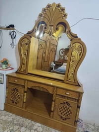 ميز تواليت • نضيف • للبيع