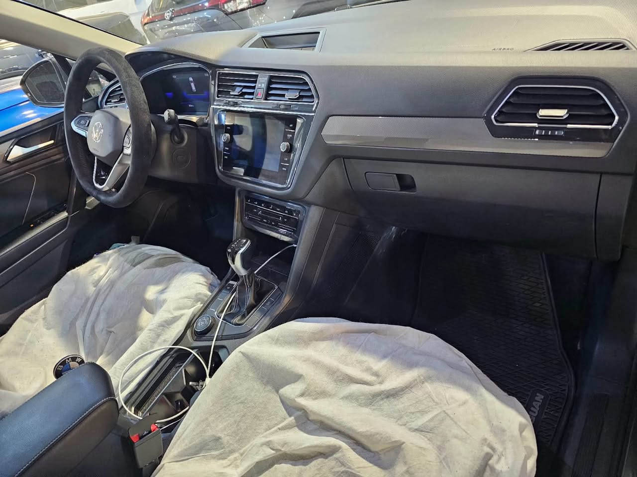 Volkswagen Tiguan
فۆلکسواگن  تیگوان

مواصفات : SE ئەمریکی

  مۆدێل: 2022

 *بڕی ڕۆیشتوو: ٣٠,٠٠٠ کیلۆمەتر

مەکینە : 2.0T

 مواسەفات: ئەمریکی

 *سیستمی لێخوڕین:* 4MOTION (چوار تایە لێخوڕین / AWD)

 ڕەنگ: خۆڵەمێشی مێتاڵیک (تۆخ) 

 رەوش : پێش کەپس - تەنها ١ پارچە سبوغی هەیە دەرگای سایق.

 تایبەتمەندییە دەرەکییەکان: لایتی پێشەوە LED، ویلی ، ڕێڵی سەر بنمیچ.

 *تایبەتمەندییە ناوەکییەکان:*شاشەی گەورەی لەمس، شاشەی دێشبووردی دیجیتاڵ (Digital Cockpit)، گێڕ ئۆتۆماتیک لەگەڵ دۆخی جۆراوجۆری لێخوڕین.
Whats app :

***********

———————————————————-

فولكس واجن تيغوان Volkswagen Tiguan

المواصفات: SE أمريكي 🇺🇸

الموديل: 2022

الممشى: 30,000 كم

المحرك: 2.0T

المواصفات: أمريكي

نظام الدفع: 4MOTION — دفع رباعي (AWD)

اللون: نفطی 

الحالة:
السيارة بيها صبغ قطعة وحدة فقط، باب السائق، والباقي صبغ وكالة.

المواصفات الخارجية:
• لايتات أمامية LED
• ويلّات أصلية
• ريل سقف

المواصفات الداخلية:
• شاشة لمس كبيرة
• شاشة داشبورد ديجيتال (Digital Cockpit)
• گير أوتوماتيك
• أوضاع قيادة متعددة

السيارة نظيفة ومواصفاتها حلوة، ممشى قليل وتستاهل المشاه

Whatsapp : ***********
