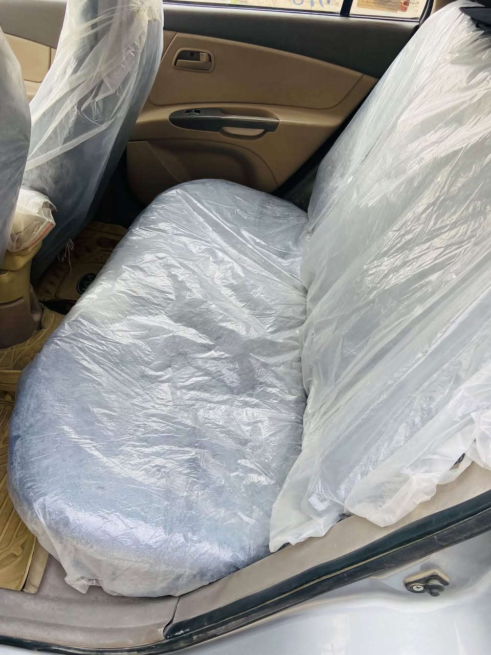 السلام عليكم 
للبيع كيا ريو 
مديل 2012
مكينة ١٦٠٠
تبريد ثلج ❄️ السيارة بيها بارد فقط جاملخين الاماميات وباب السايق كير مكينه خير من الله  
السعر ٧٠ وبيها مجال الاتصال ***********
