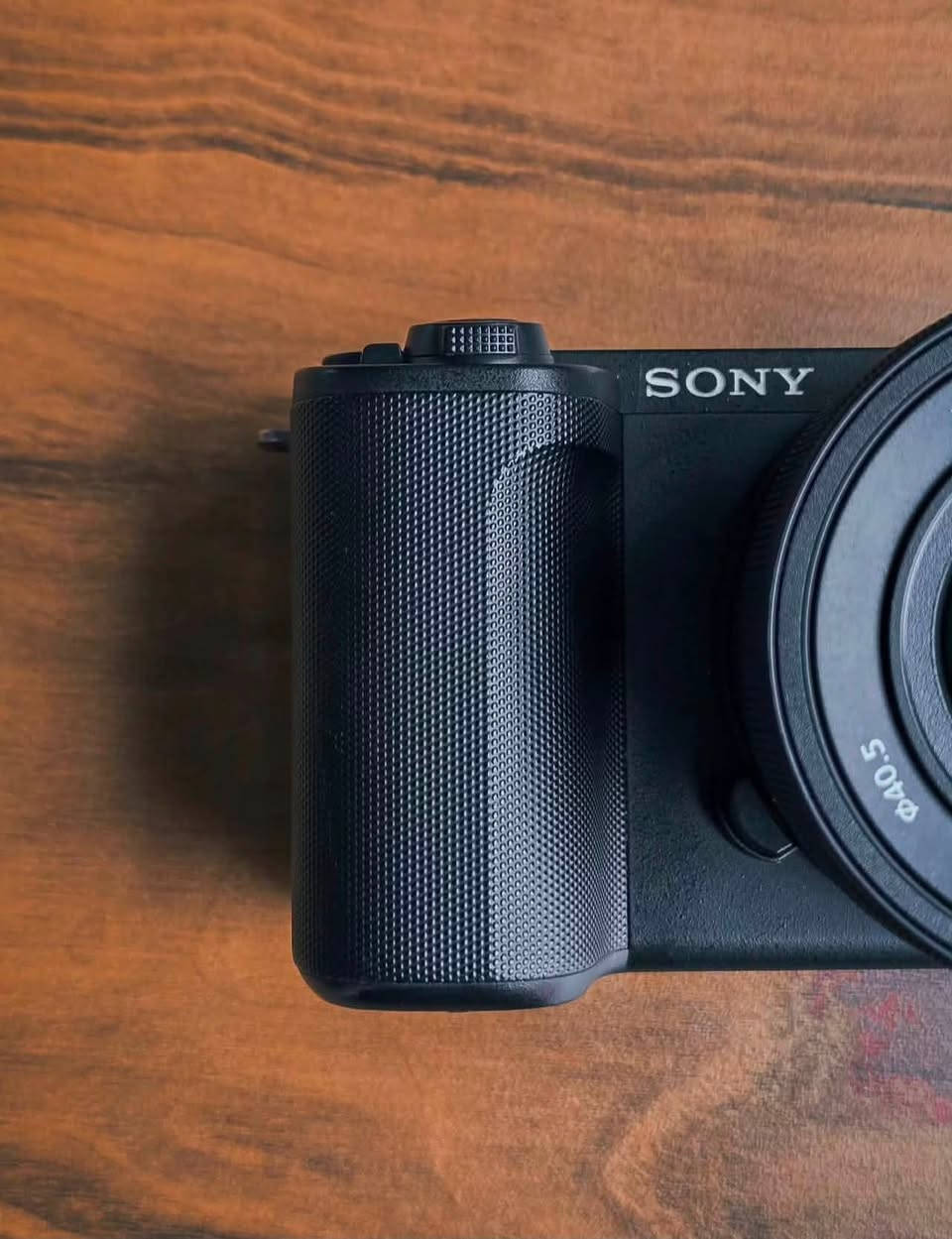 كامره SONY نوع zv10 
كامره نضيفه وستعمال قليل 
تصوير فيديو 4k تصوير الصور عالي الدقه 
 كامره ما تتفوت كامل ملحقاتها 
تواصل على الرقم فقط واتساب ***********  
يوجد توصيل جميع محافضات العراق
