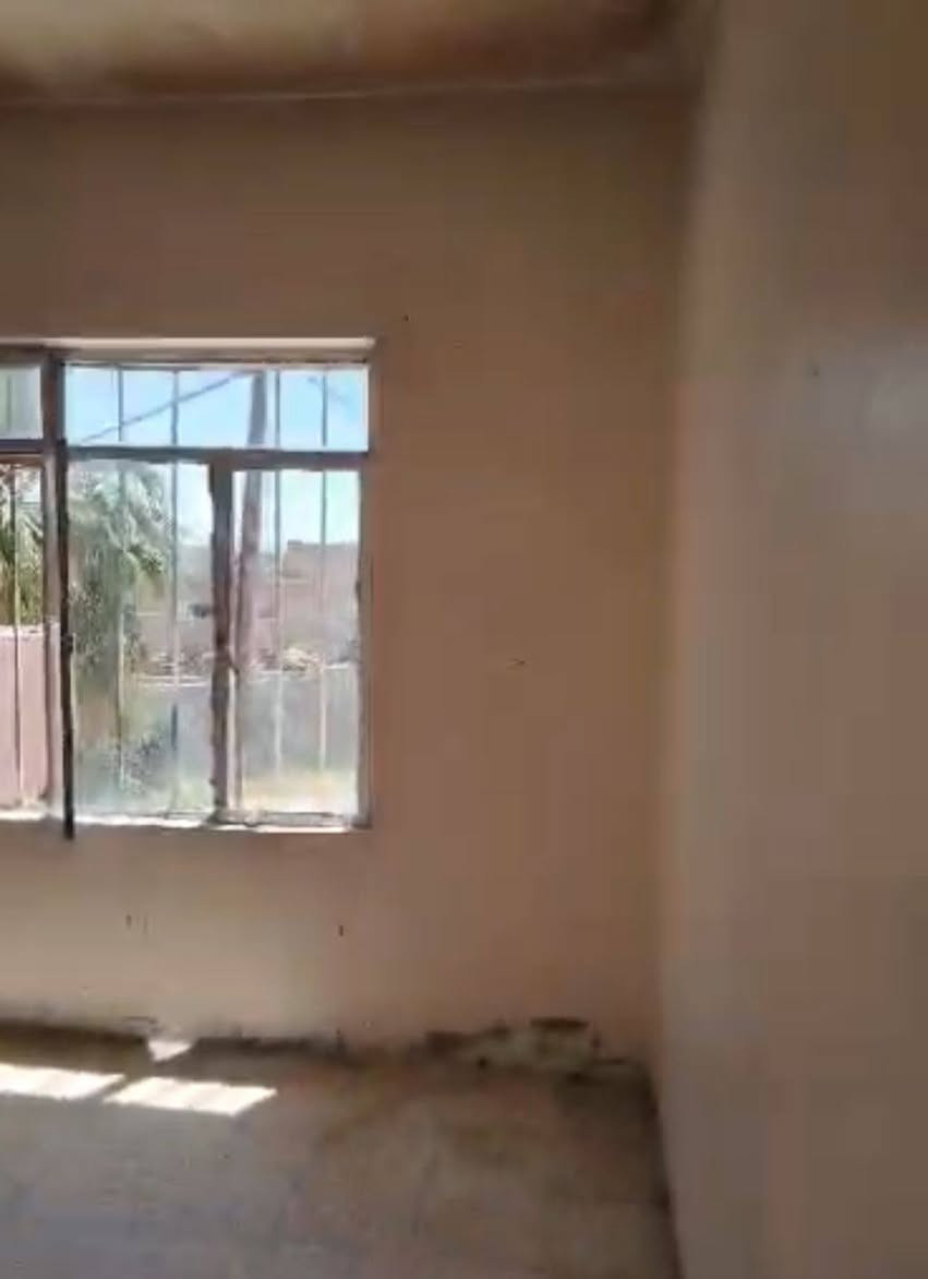 شقة طابق ثاني معزول درج خارجي 
غرفتين نوم وهول ومطبخ واستقبال وصحيات 
الإيجار 175
حي الميثاق خلف جامع الرقيب 
للاستفسار 📞 ***********
