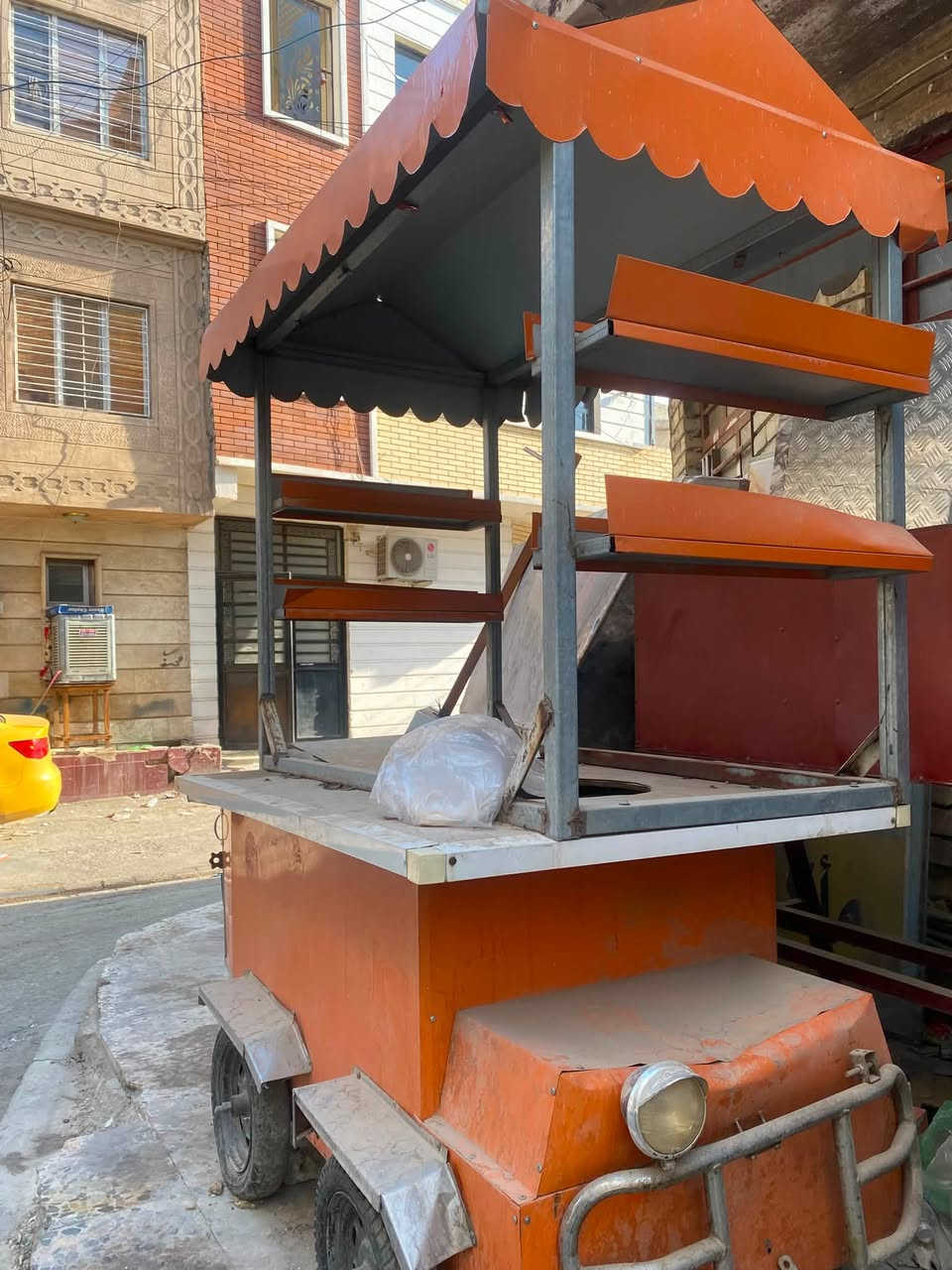 السلام عليكم عربانه للبيع جدرين يصير بيها يحتاجله غسله زينه حتى الشمعات مال نار بيها عنواني الاعظميه  ب500 وبيها مجال قليل ب***********
