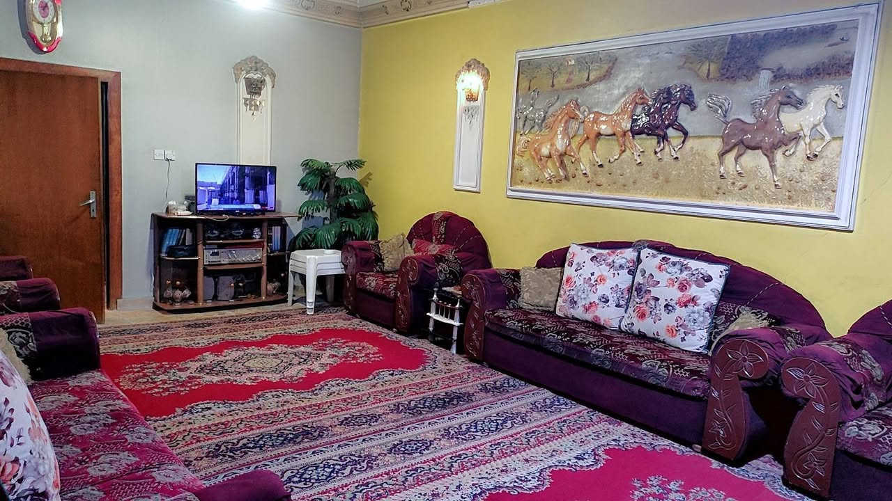 👋 سلام عليكم 👋
---------------

🔴 دار 🏠 للبيع 🔴

---------------

🔴 مكان / بغداد / الشعب / شارع الصحه مقابيل جامع ( قباء ) سابقا ( الامام الحسن ) حالياً 

---------------

🔴 نوع العقار 🔴 ملك صرف

---------------      -----------

🔴 المسـاحه 📐    269 متر 

🔵الواجه 8   متر وشويه 

🔵 النزال 33 متر  

---------------

🔴 مواصفات البناء 🔴

🔵 بناء طابقين 🔵

---------------

🟡 الطابق الارضي 🟡

🟡 طرمه تستوعب سياراين 🚗 بجانبها حديقه بنفس المساحه 

🟡 مطبخ 🍽️ + مخزن 🧺

🟡 استقبال ضيوف 🤝

🟡 صاله ( هول ) 🛋️📺

🟡 غرف نوم 🛌 عدد 2 

🟡 صحيات 🚾 عدد 2 +🚿 حمام🛁 + غرفه غساله 

🟡 منور ( ترك ) عدد 2 

---------------

🟣 الطابق الاول 🟣

---------------

🟣صاله ( هول ) 🛋️

🟣 غرف نوم 🛌 عدد 2

🟣 صحيات 🚽 حمام 🛁 مزدوج

---------------

⚫ سطح عدد 2 ناصي او عالي 

---------------

👁️‍🗨️ ملاحظه 🔴 كل👆 المذكور فوك مساحات واسعه 

---------------

🔴 للاستفسار اكثر 🔴

---------------

 *********** 

📞 بي واتس آب 📱

---------------

السعر 350 وبي مجال للشراي
