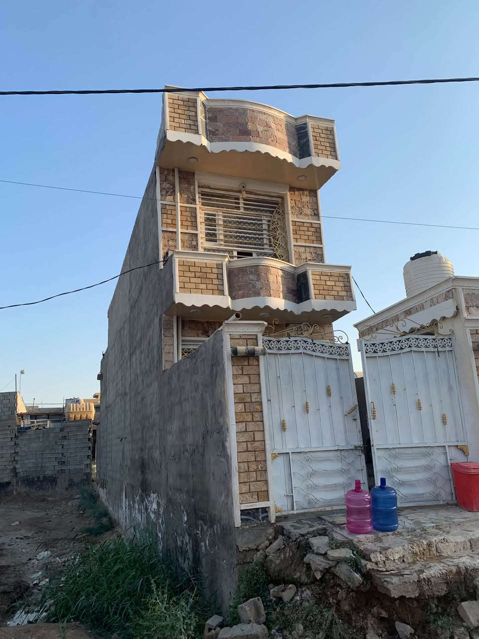 فرصة ذهبية وموقع مميز! 🏡✨ دار طابقين للبيع بمساحة ١٠٠ متر في منطقة الحويش الشاير. 📍🔑 العقار زراعي (سنة ٢٥) ويحتوي على: 🛋️ غرفتين نوم, 🛋️ صالة, 🍽️ استقبال, 🍳 ومطبخ, مع كافة الخدمات. 🌟 للتواصل والاستفسار: مكتب وعقار الحويشي, 📞 ***********.
