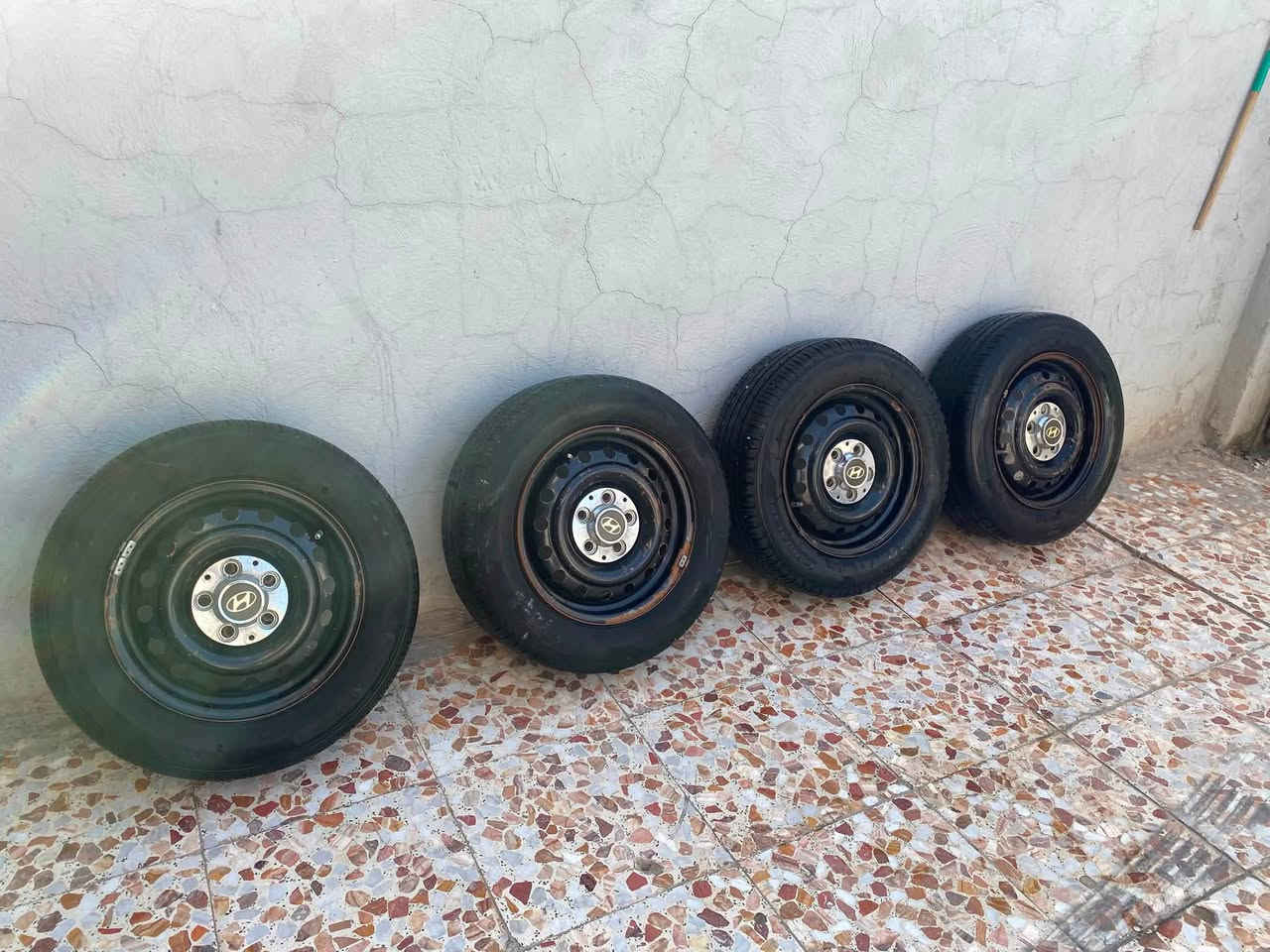 سلام عليكم للبيع ويالا جدد نضافه ٩٠ حجم ١٥ السعر ٢٥٠ وبيهن مجال المكان حله اتصل ***********
