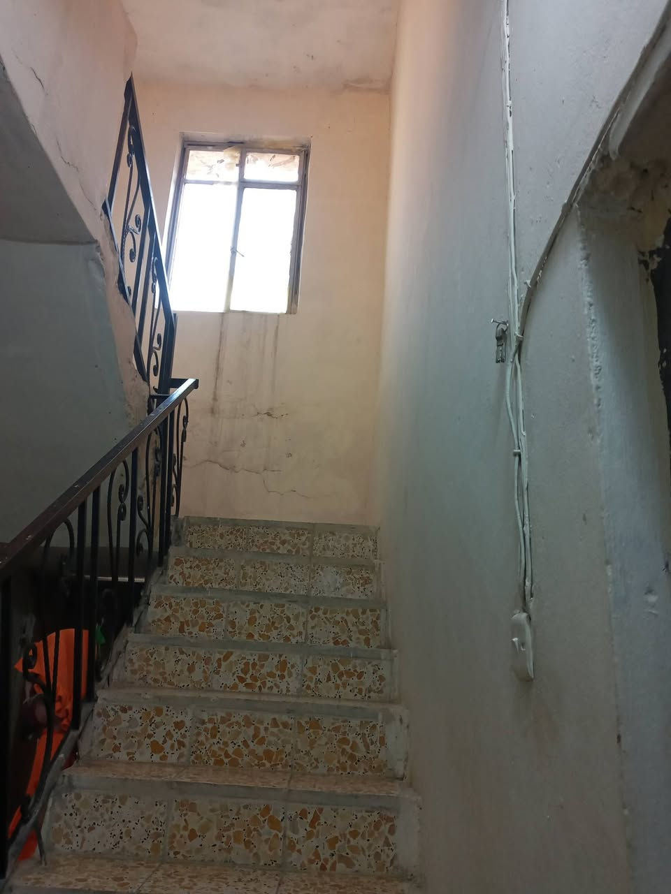بيت للبيع طابو صرف 100 متر  شارع ابو سمير طابق ونص يحتوي على غرفتين واستقبال وحولي ومطبخ وحوش وصحيات
