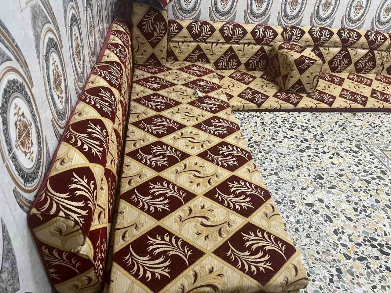 جلسه مضيف نضيفه 
مثل ماموضح بالصوره 
14 متر 
وجه واحد 
وياها 7 مخاد 
بالجهتين تخلي 3 ب3 والنص 1 

مكان كربلاء الامن الداخلي 
 رقم هاتف ***********
