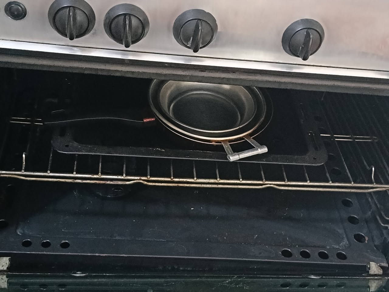 طباخ ٥ عين • بحاجة صيانة • للبيع