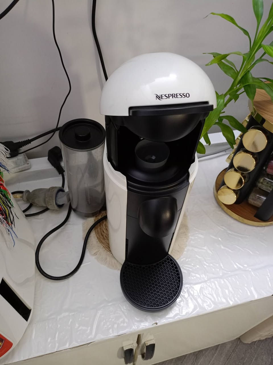 للبيع: ماكينة قهوة نسبريسو فيرتو بلس (Nespresso VertuoPlus - GCB2)
 : ماكينة قهوة أصلية باللون الأبيض، مستعملة بحالة جيدة جداً ونظيفة، جاهزة للاستخدام الفوري.
 * المميزات:
   * تعمل بتقنية Centrifusion الفريدة لاستخلاص القهوة برغوة غنية وشكل احترافي.
   * تحضير القهوة بلمسة زر واحدة مع التعرف الذكي على نوع الكبسولة عبر الباركد.
   * خزان ماء كبير وقابل للتعديل حسب المساحة المتوفرة لديك.
   * تسخين سريع جداً ونظام توفير الطاقة.
 * الموقع: الموصل.
للتواصل والاستفسار عبر الخاص أو الاتصال على الرقم: [***********]
