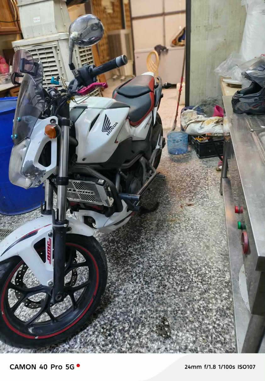السلام عليكم هوندا NS700SR  للبيع دراجه خير من الله مكينه وكير كفالههه بمعنه الكلمه كهربائيات كلها شغاله ( ملاحضه النقص الي بيها روس باتري راخيه فقط ) الدراجه ما طالع بيها حاطها بل مخزن صارلها شهر بدون رقم  السعر ٣٣٠٠ وبيها مجال متواجد فيس هـ *********** اتشرف بلجميع

نص مكتوب في الصور:
- CAMON 40 Pro 5G 24mm f/1.8 1/69s ISO400
- CAMON 40 Pro 5G
- 24mm f/1.8 1/100s ISO107
- 24mm f/1.8 1/61s ISO400
- CAMON 40 Pro 5G 24mm f/1.8 1/54s ISO400