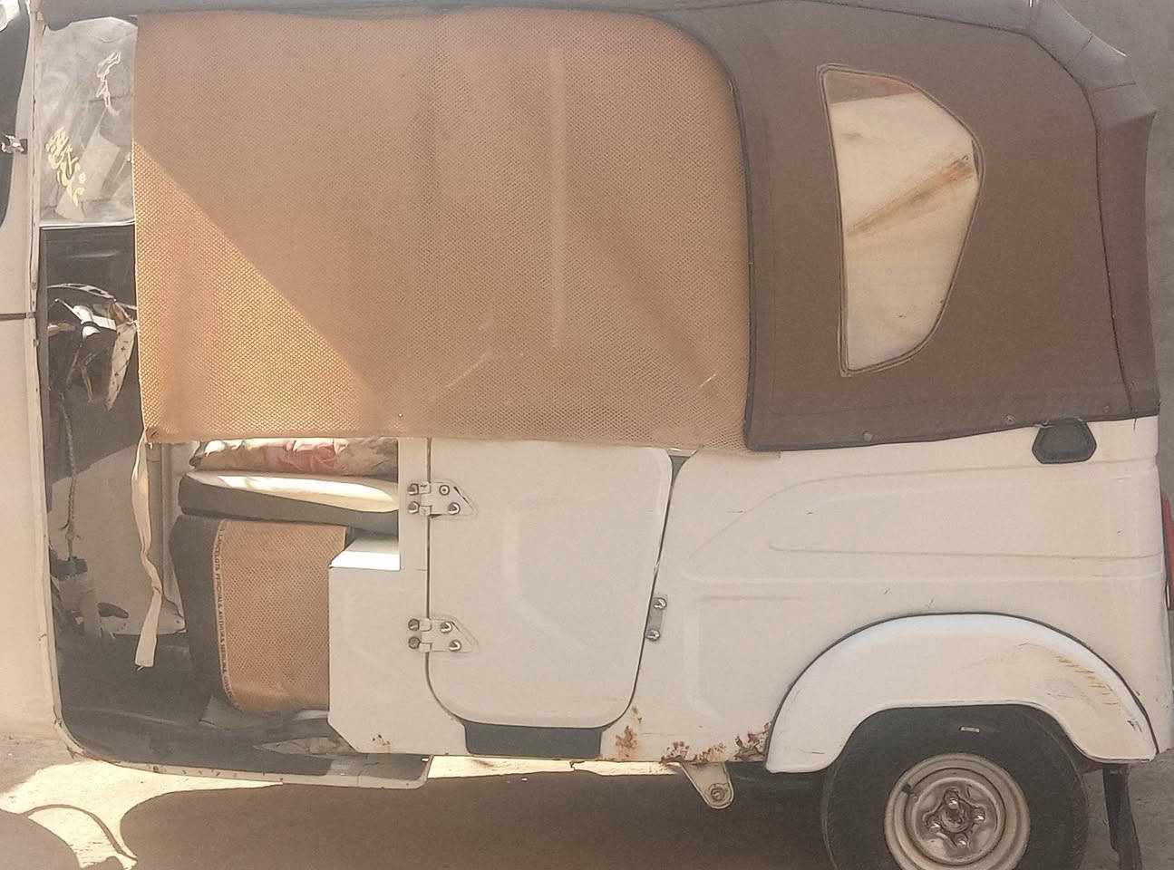 بجاج لون ابيض موديل 21 من داشمه بارده تنته ومسجل ودمام بيها تخم تاير ما عايزه اي شيء فقط فقط بس القياسات الربع الجوه ما عايزه اي شيء ولا برغي بابل القاسم حي العسكري مدرسه جبل عامل *********** اوراق السحب بدون مكاتبه
