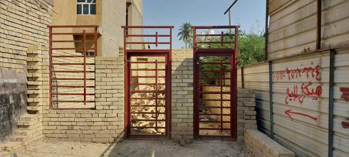 بيع مستعجل بيت هيكل زراعي 100متر سند 25 وكاله ام الصوره شارع 10متر أبواب وشبابيك كامله حديد ثقيل جنل مع سياره طابوق 4000 طابوقه دور الشرطه قرب بيت ابو محمد المصري *********** سعر 33
