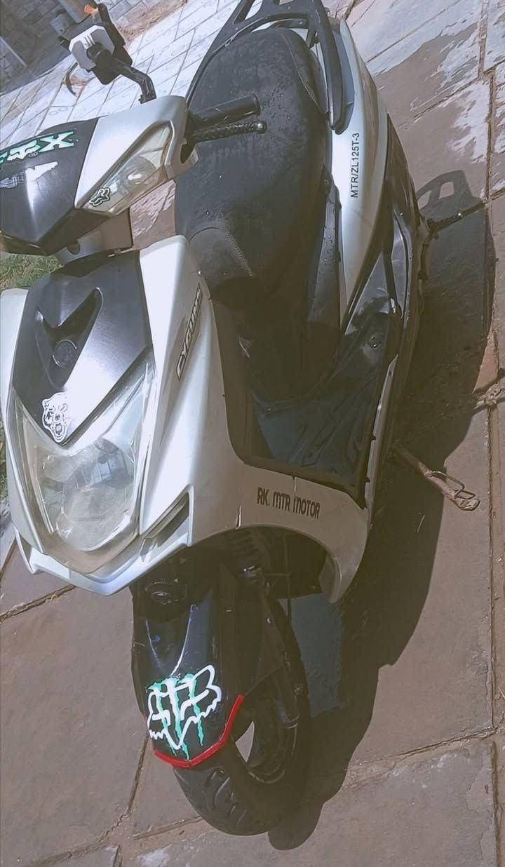 السلام عليكم دراجه سكنز فحل محرك ماكس عدله الدرجه هندر واحد تشتغل مزوده صالنصه رياضي FM خير من الله بيه سلف جديد بس الدكمه عاطله تايرات جدد كلوبات وره كدام شغاله باتري بيه معدل خير من الله تجي تفحص وتمشي مكاني مشروع المسيب شارع ابوو الجاسم السعر 400وبيه مجال موجود فيس والرقم *********** 💙❤
